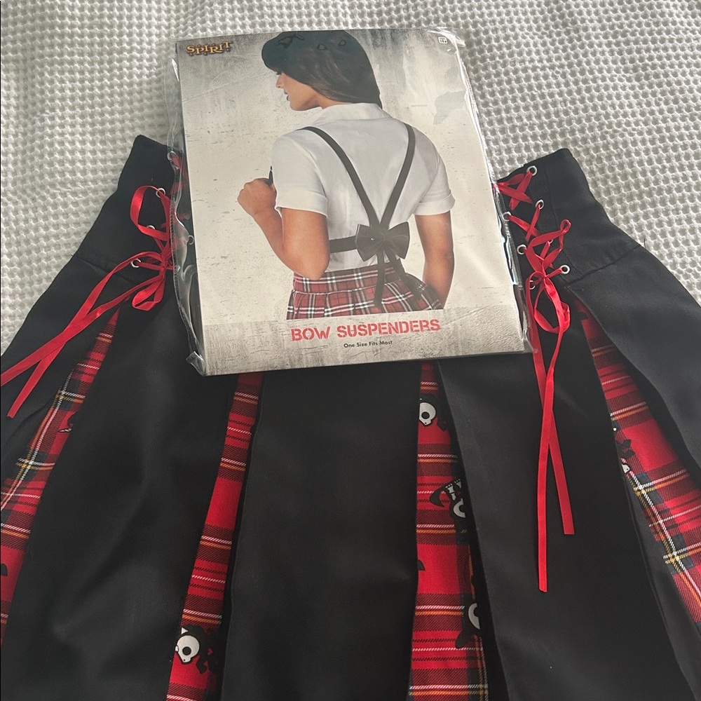 Skelanimals multi pleated black/ red skirt size L
😍Free bow suspenders